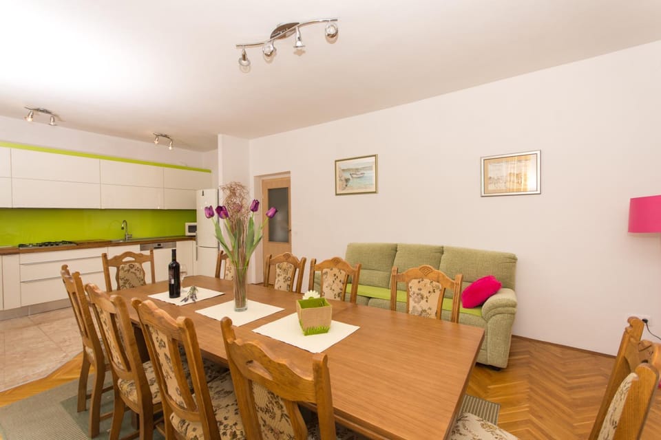 TV and multimedia, Coffee/tea facilities, Kitchen or kitchenette, Living room, Seating area, Dining area