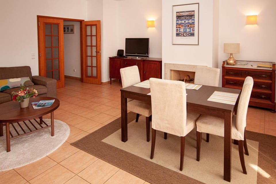 Communal lounge/ TV room, TV and multimedia, Living room, Seating area, Dining area