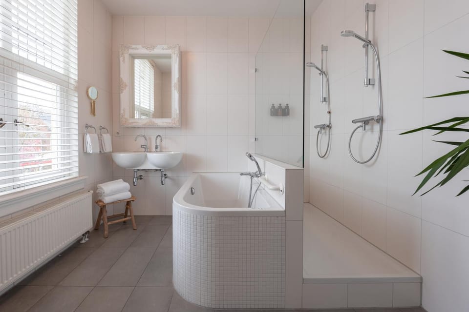 Shower, Toilet, Bathroom, Bath, towels