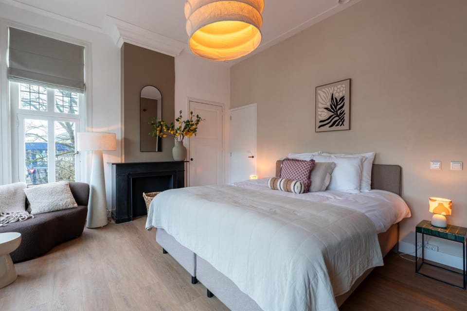 Bed, Seating area, Bedroom