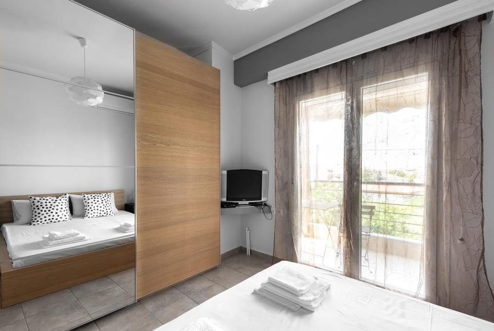 Bed, TV and multimedia, Photo of the whole room, Bedroom