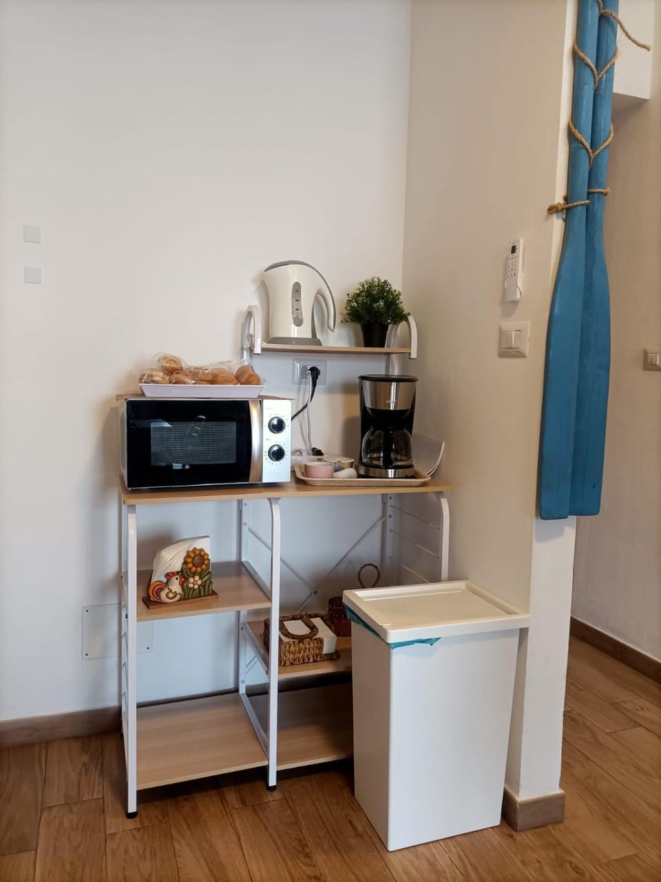 Kitchen or kitchenette, minibar