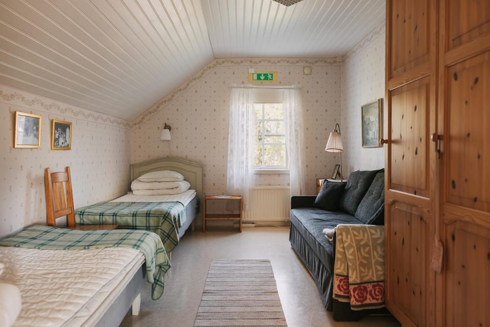 Hajstorp Slusscafé & Vandrarhem Bed and Breakfast in Västra Götaland County