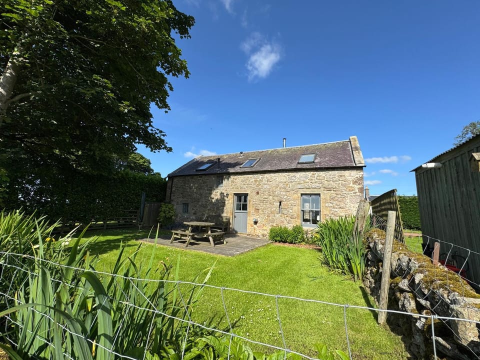 Charming cottage with loch and hill views nr Edinburgh House in Scotland