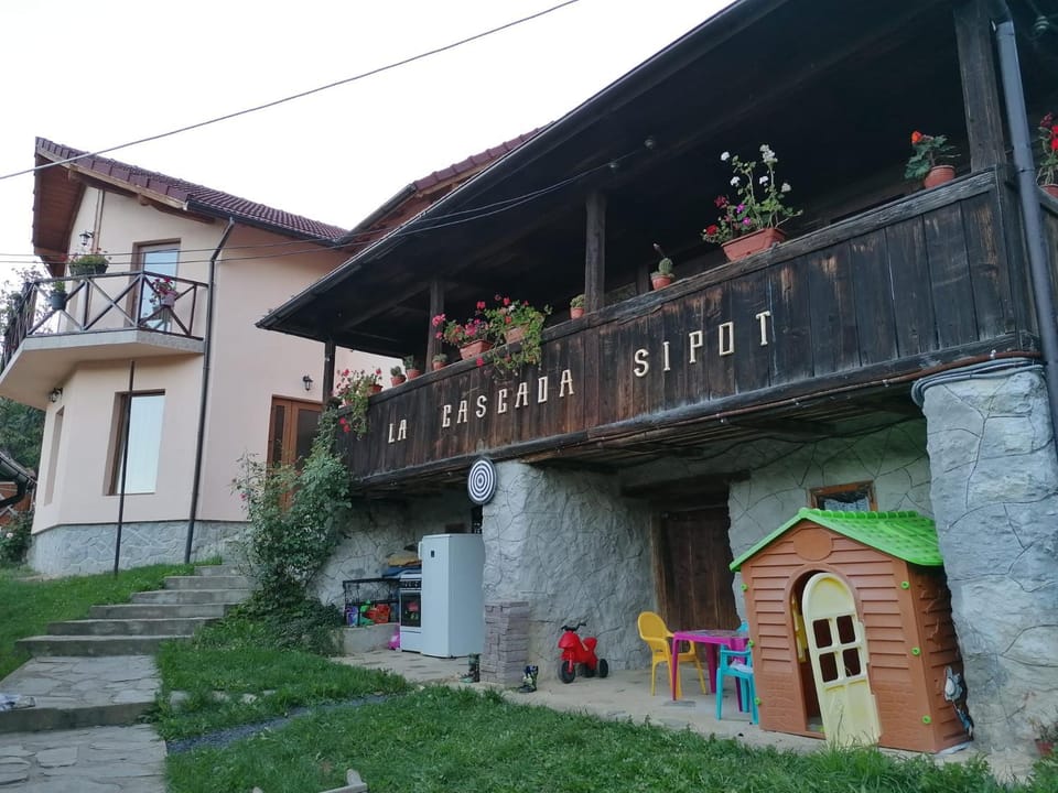 Cabana aproape de Straja House in Romania
