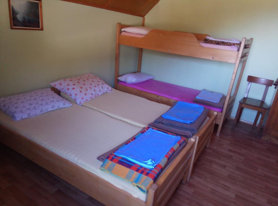 Bedroom, bunk bed