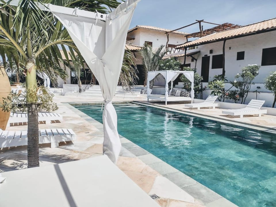 Property building, Day, Swimming pool, sunbed