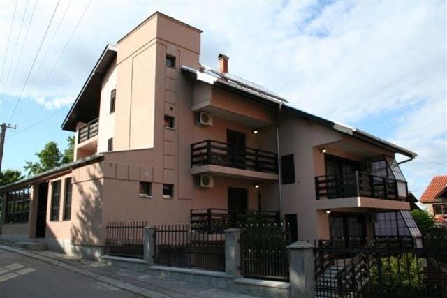 Facade/entrance