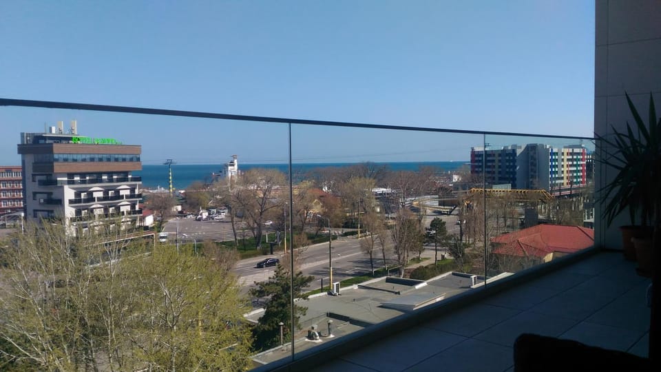 Sea view, Street view
