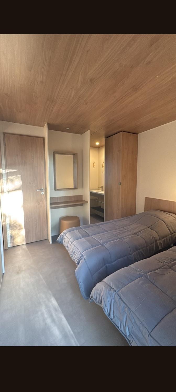 Bed, Bathroom, Photo of the whole room, Bedroom, wardrobe