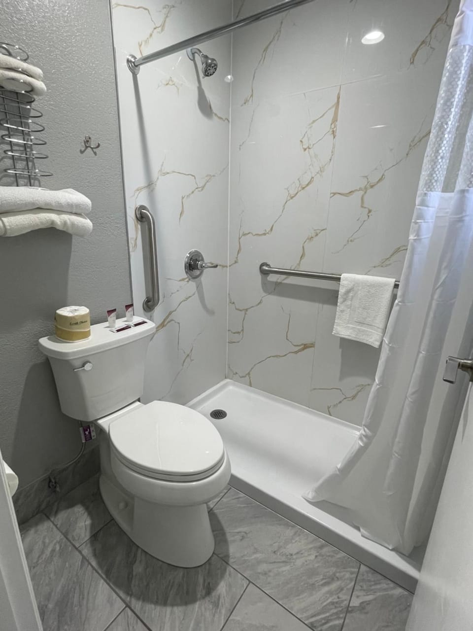 Shower, Toilet, towels