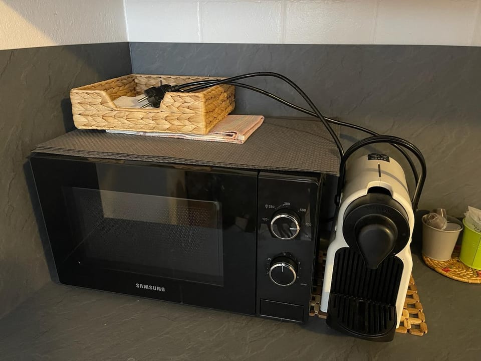 Coffee/tea facilities, microwave