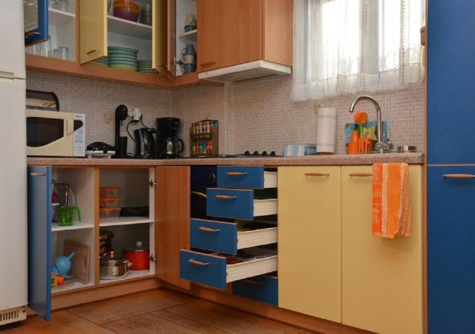 Coffee/tea facilities, Kitchen or kitchenette, Living room