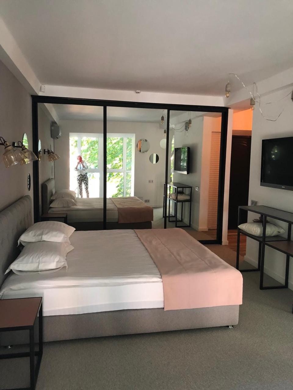 Bed, TV and multimedia, Photo of the whole room