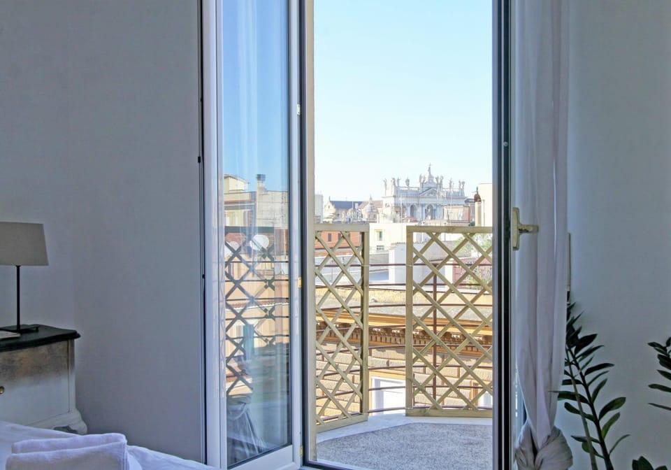 Nearby landmark, Balcony/Terrace, Balcony/Terrace, City view, Street view, young children, older children, group of guests, Family