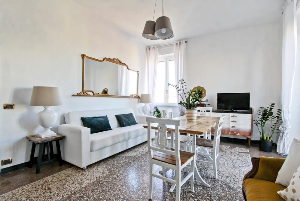 Living room, Seating area, Dining area, Buffet breakfast, Italian breakfast, Lunch, Dinner, Non alcoholic drinks, young children, older children, group of guests, Family