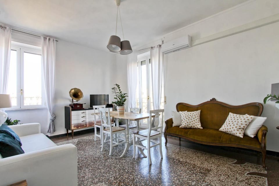 Communal lounge/ TV room, Living room, Photo of the whole room, Decorative detail, Seating area, Dining area, Bedroom, young children, older children, group of guests, Family