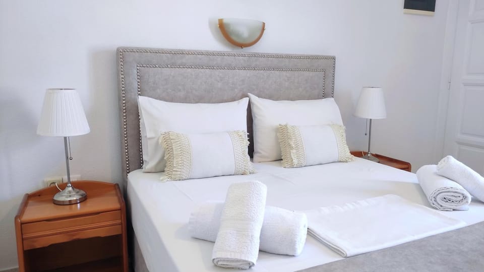 Bed, Photo of the whole room, towels