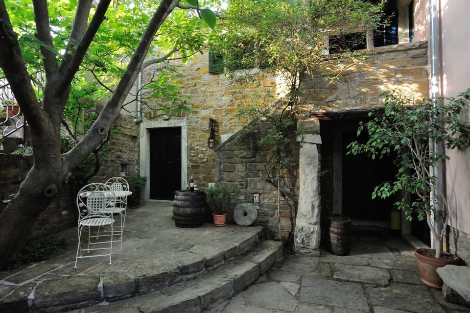 Patio, Facade/entrance