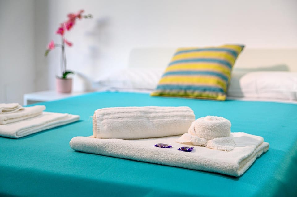 Bed, Bedroom, towels