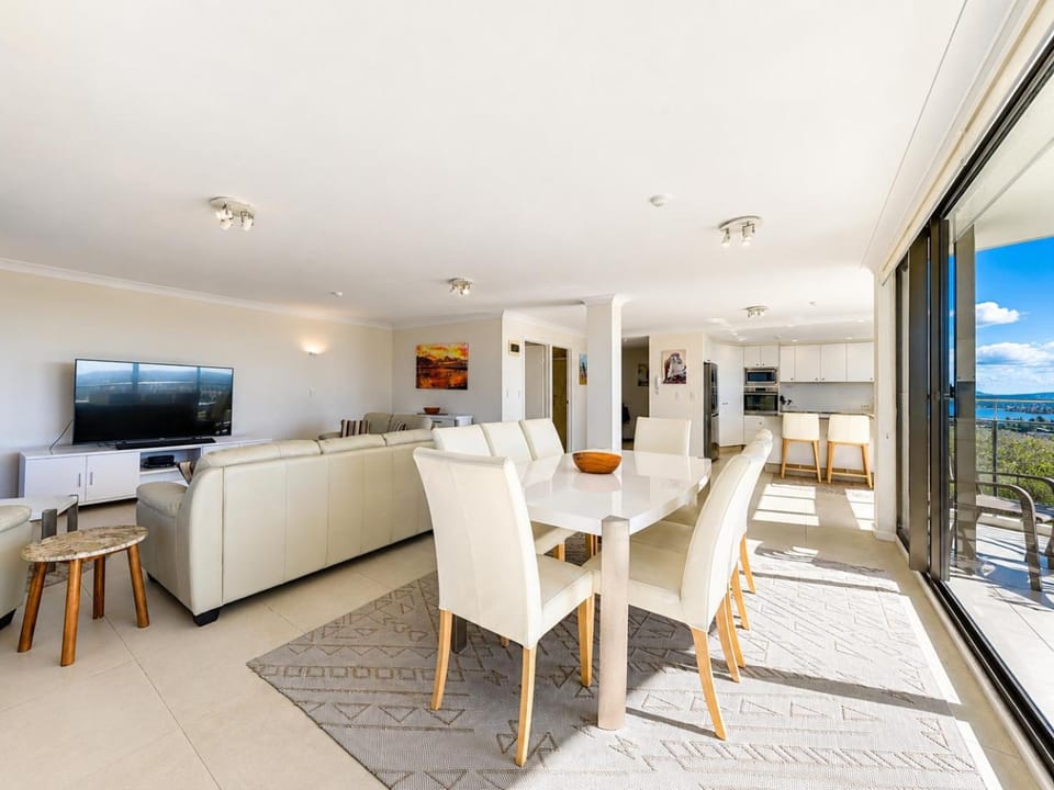 View (from property/room), Living room, Dining area, Garden view, Landmark view, Mountain view, River view, Sea view, kitchen