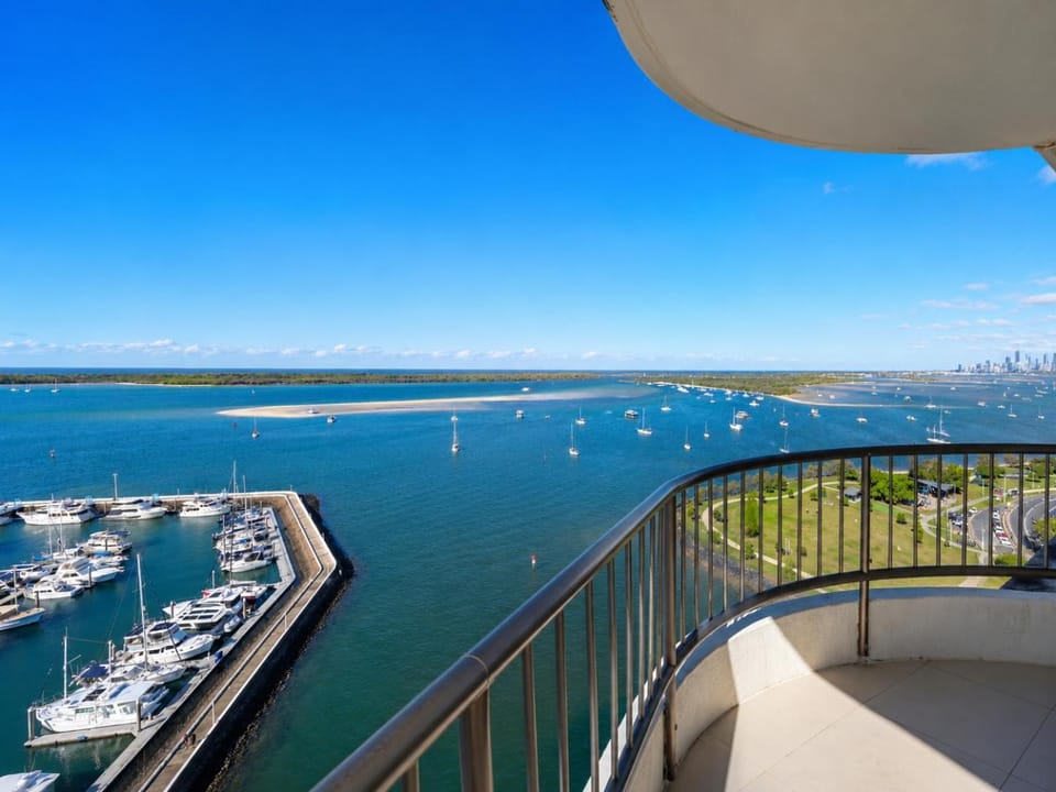 View (from property/room), Balcony/Terrace, City view, Garden view, Landmark view, River view, Sea view