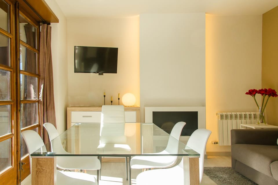 Communal lounge/ TV room, TV and multimedia, Living room, Seating area, Dining area