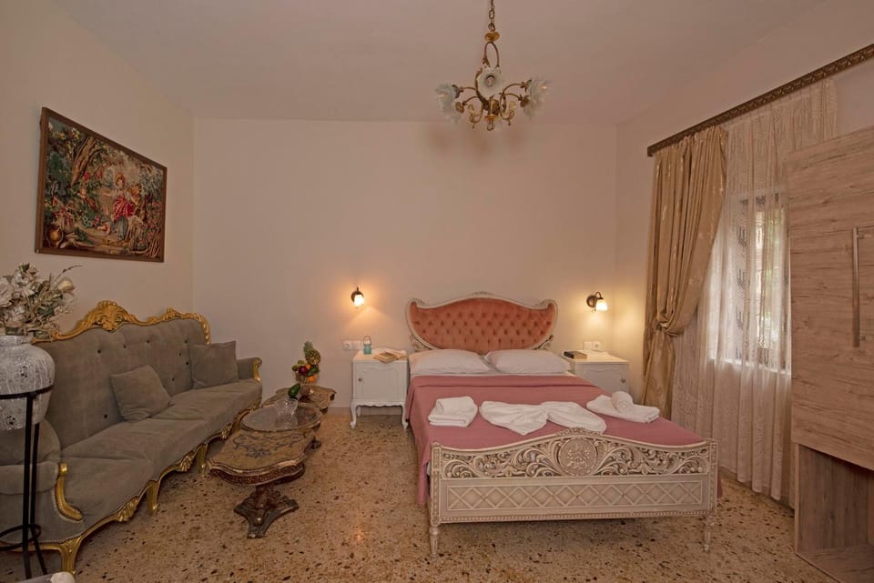 Bed, Living room, Photo of the whole room, Seating area, Bedroom, towels