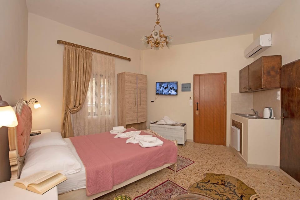 Bed, TV and multimedia, Kitchen or kitchenette, Photo of the whole room, Bedroom, towels, wardrobe
