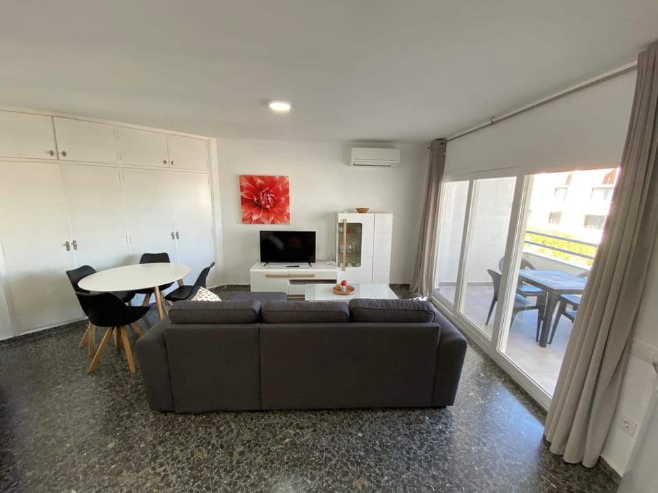 TV and multimedia, Living room, Seating area, Dining area, Evening entertainment