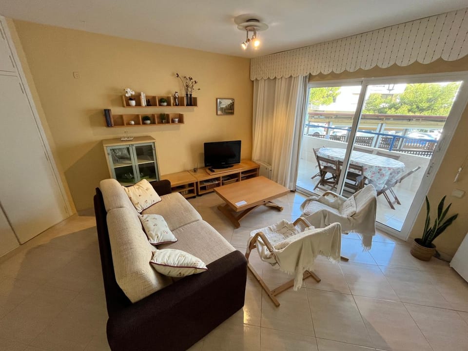 TV and multimedia, Living room, Seating area, Dining area