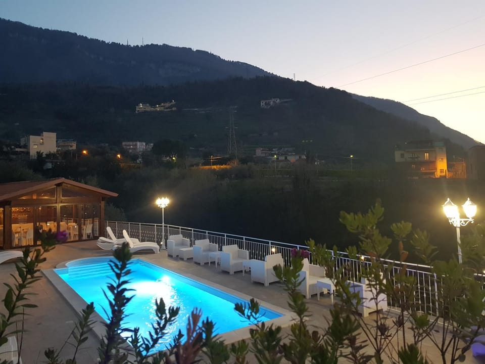 Balcony/Terrace, Lounge or bar, Mountain view, Pool view, Swimming pool