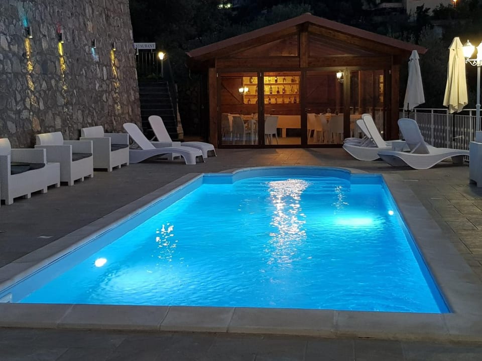 Restaurant/places to eat, Balcony/Terrace, Lounge or bar, Pool view, Swimming pool, Buffet breakfast