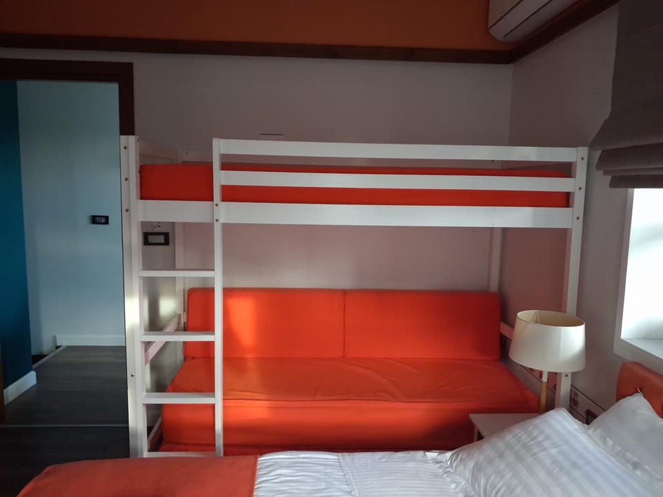 Bedroom, bunk bed