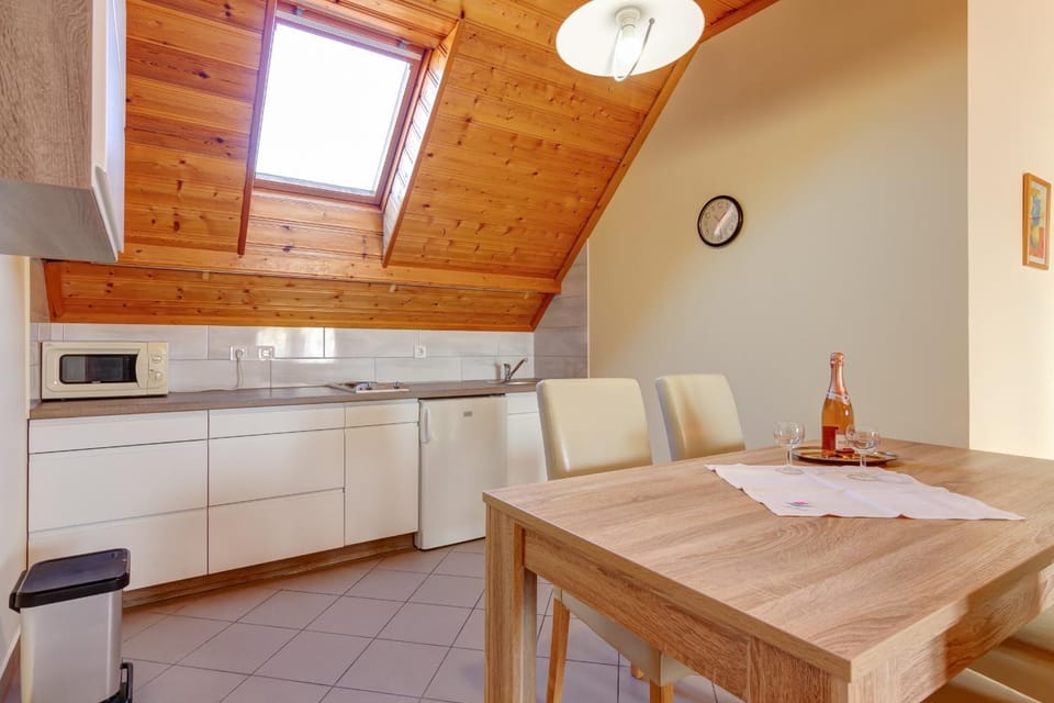 Kitchen or kitchenette, Dining area, kitchen