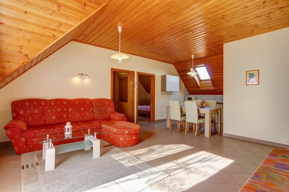 Communal lounge/ TV room, Day, TV and multimedia, Kitchen or kitchenette, Living room, Seating area, Dining area, Time of day, Sunrise, kitchen