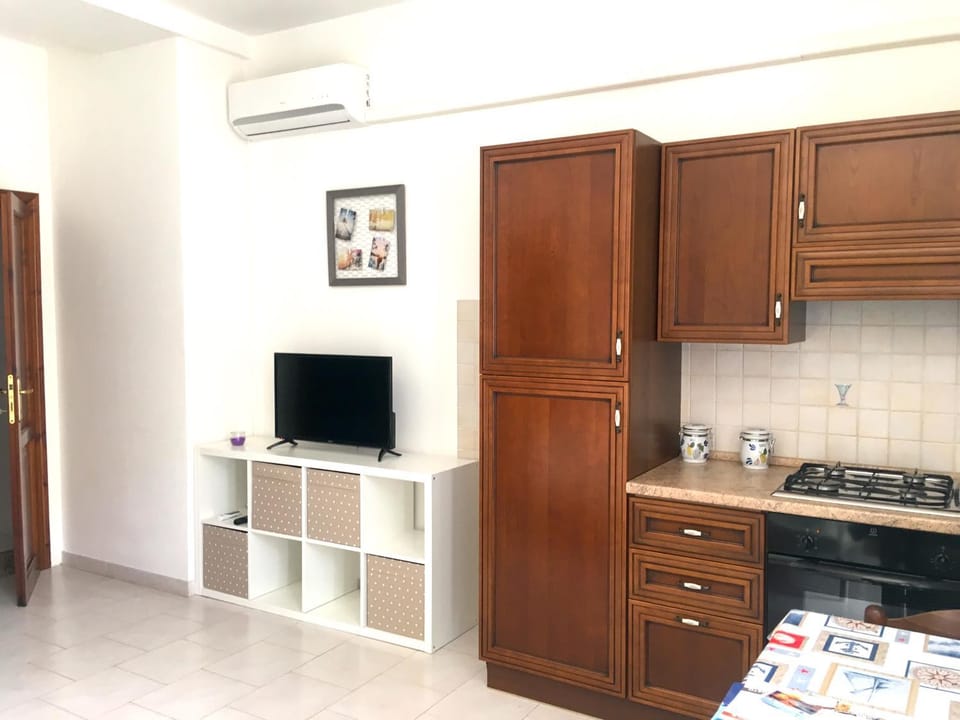 Communal lounge/ TV room, TV and multimedia, Kitchen or kitchenette, Living room, minibar, pet friendly, stove, air conditioner