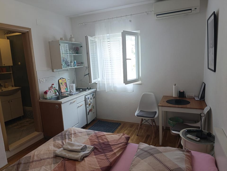 Bed, TV and multimedia, Kitchen or kitchenette, Photo of the whole room, stove, air conditioner