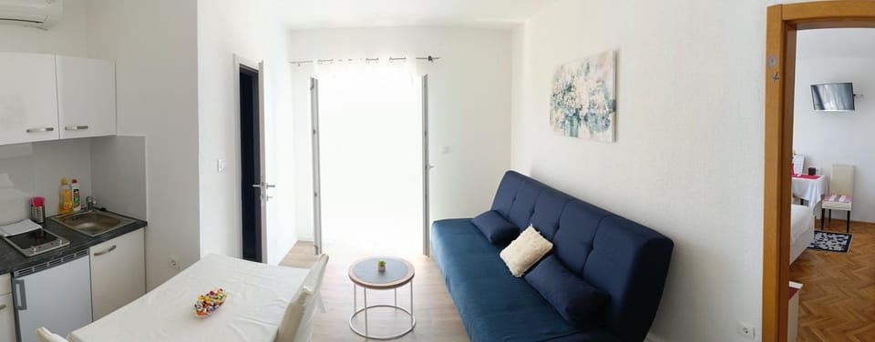 TV and multimedia, Living room, Seating area, air conditioner