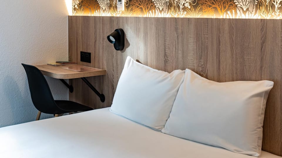 Bed, Seating area