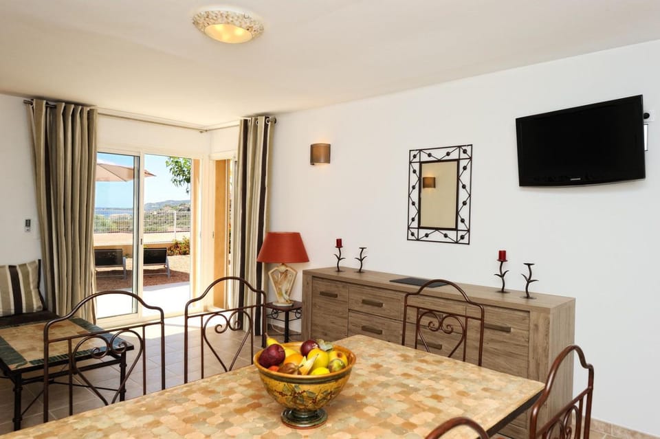 TV and multimedia, Living room, Seating area, Dining area