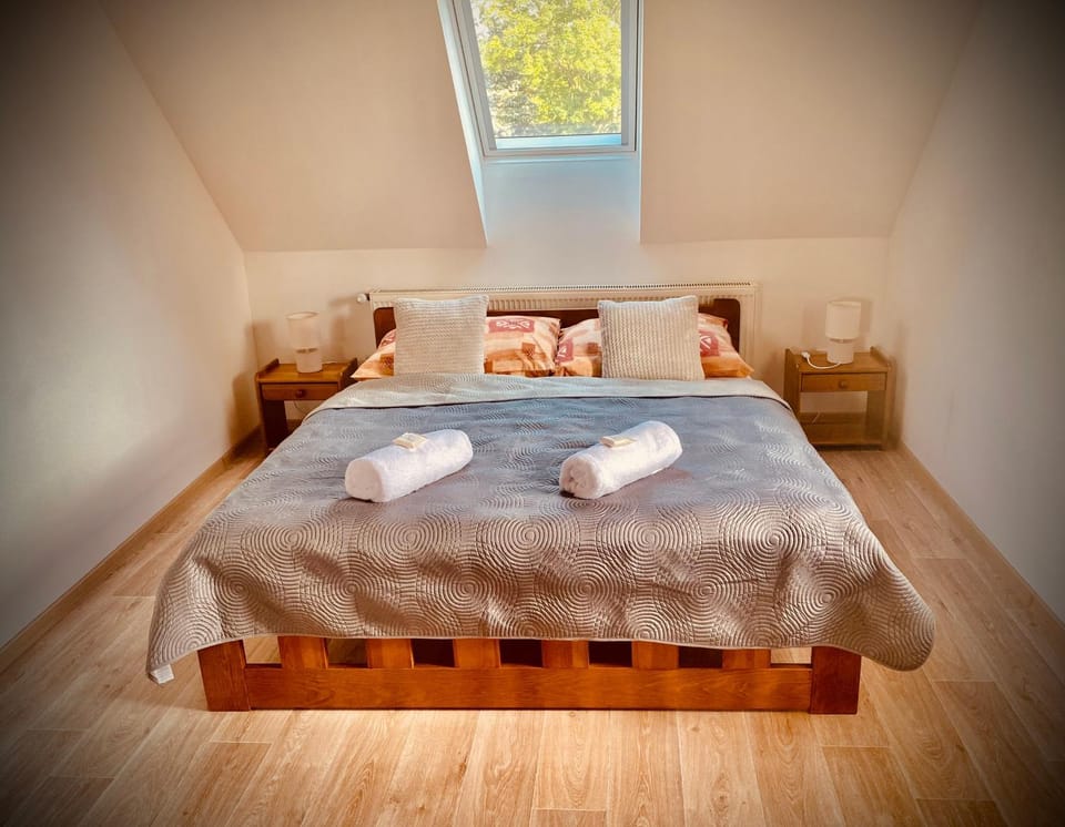 Bed, Bedroom, towels