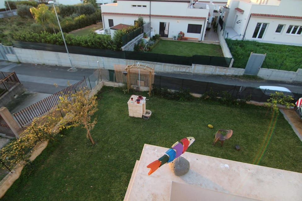 Garden view, Street view