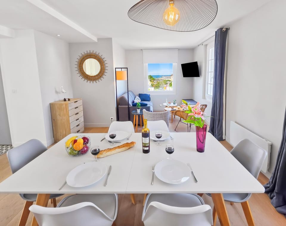 Seating area, Dining area, Street view, heating, storage