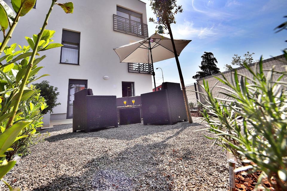 Patio, Day, Garden, Balcony/Terrace