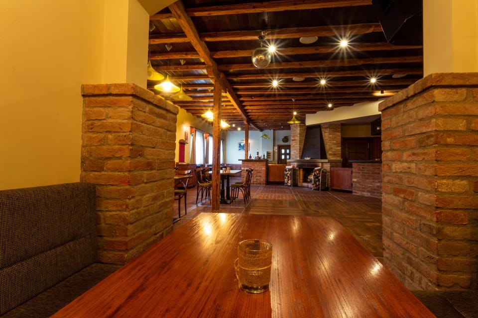 Restaurant/places to eat, Lounge or bar, Seating area, Evening entertainment