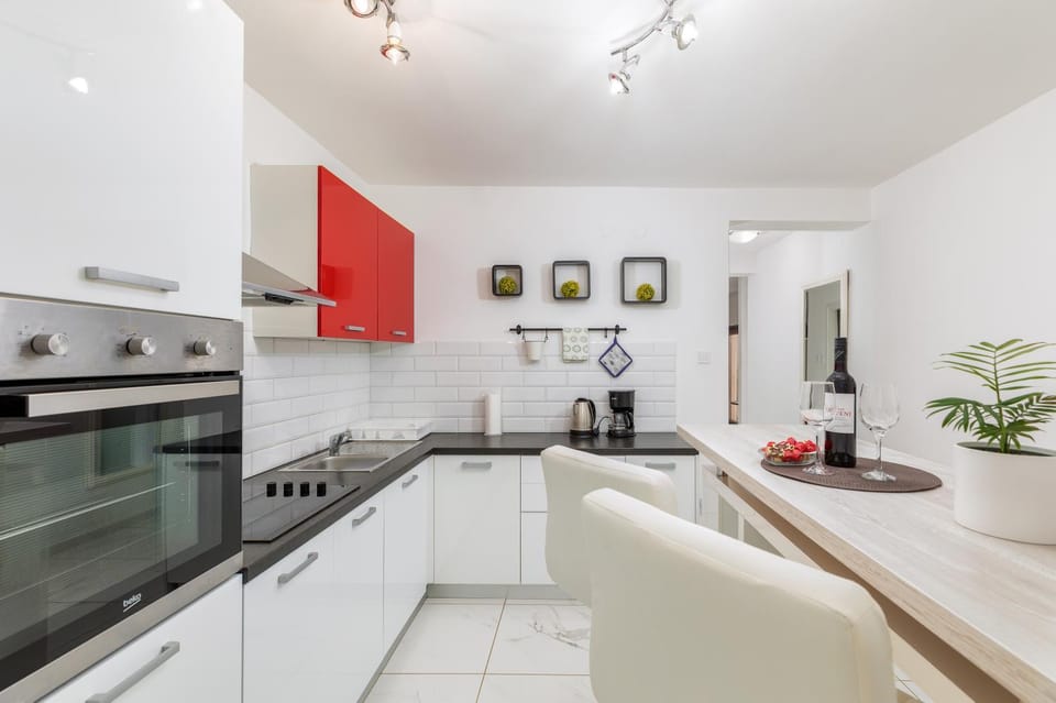 Kitchen or kitchenette, dishwasher