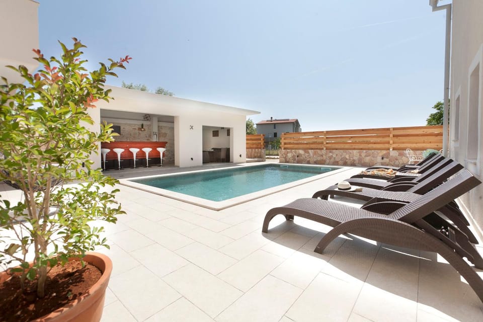 Pool view, Swimming pool, sunbed