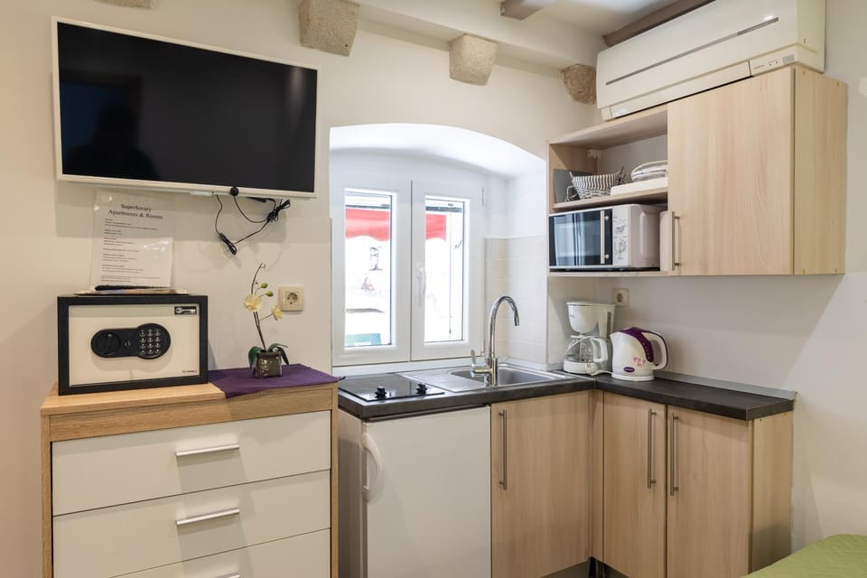 Kitchen or kitchenette, City view