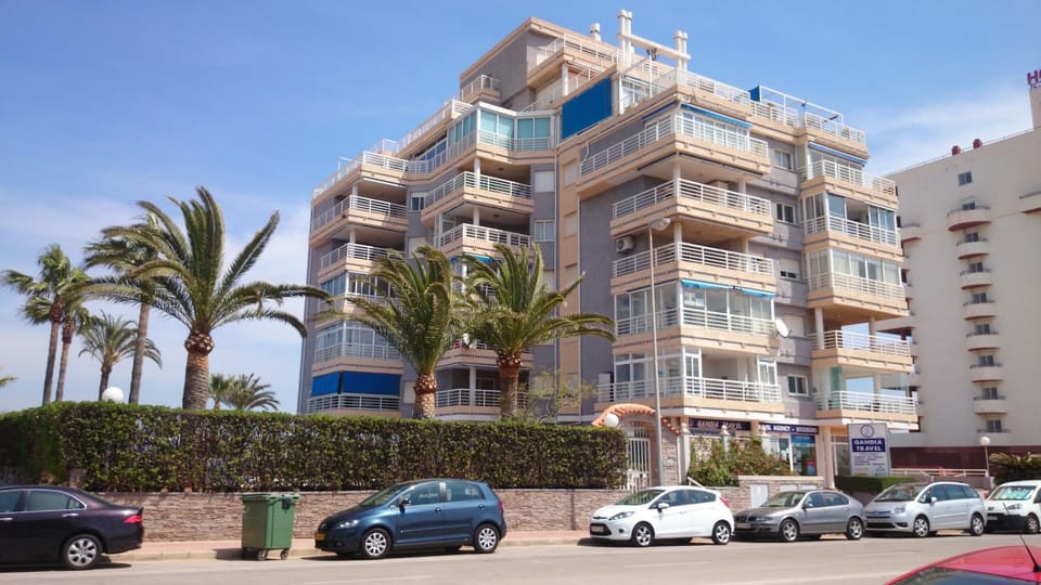 Property building, Nearby landmark, Facade/entrance, Neighbourhood